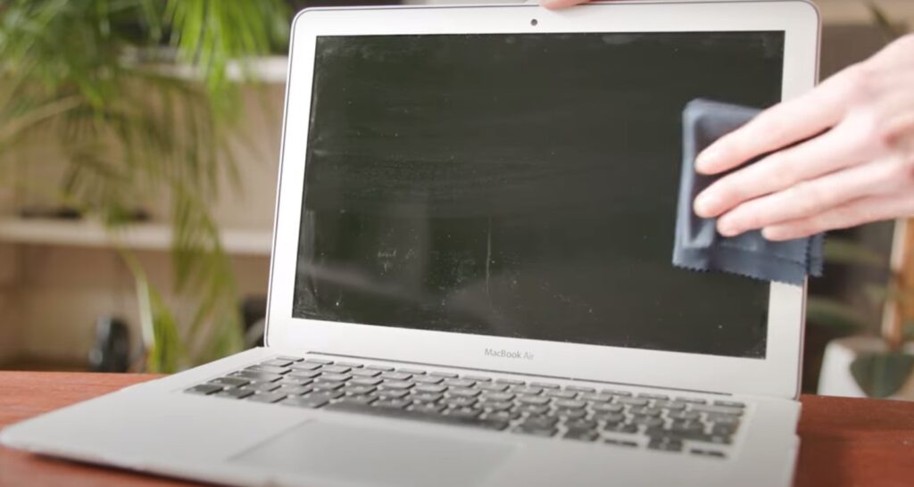 cleaning laptop with vinegar